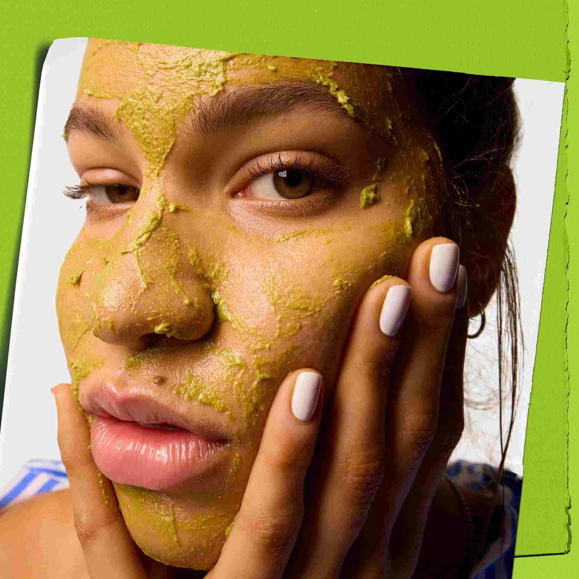 Modell, aki a Kiehl's Avocado Nourishing Hydration Maskot hasznalja az arcan