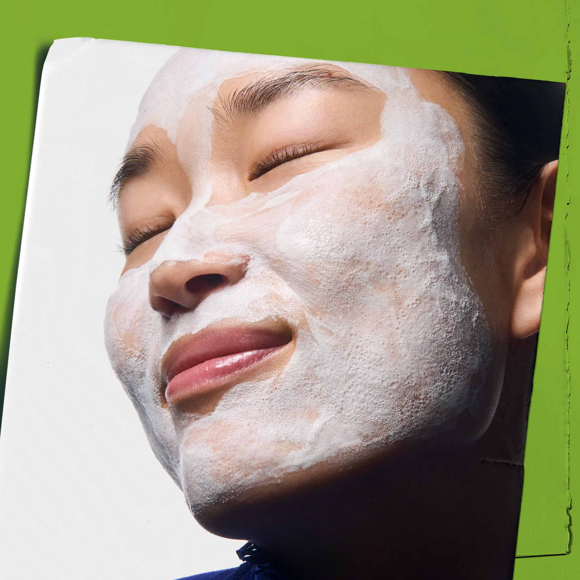 Rare Earth Deep Pore Daily Cleanser az arcra felvitelve.