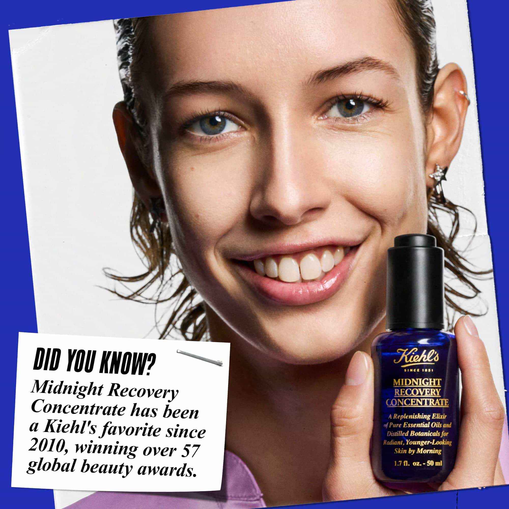 Egy szemely Midnight Recovery Concentrate arcolajat tart a kezeben es mosolyog. A szoveg jelentese: „Tudta? A Midnight Recovery Concentrate 2010 ota a Kiehl's kedvence, es tobb mint 57 globalis szepsegdijat nyert.”