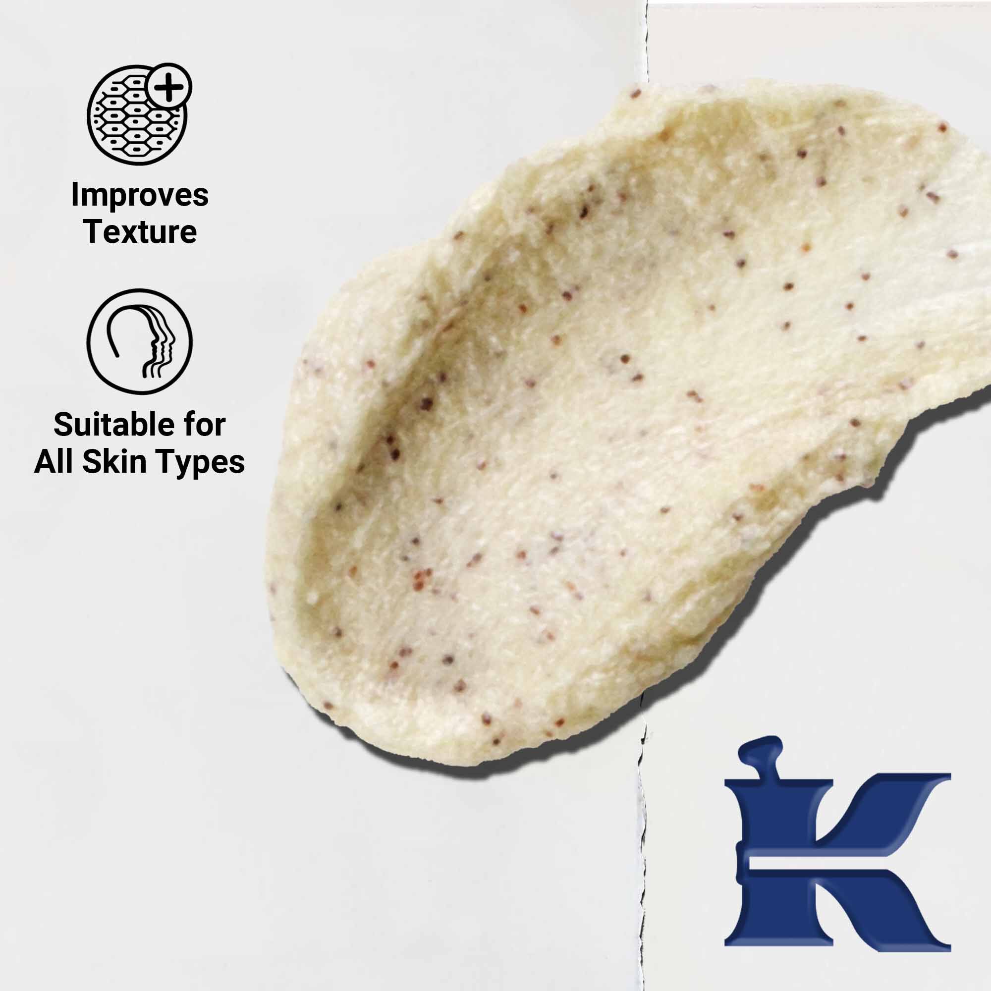 A Facial Fuel Energizing Scrub texturajanak kozelkepe; a szoveg kiemeli a minden bőrtipusra valo alkalmassagot es az elenkitő hamlasztast.