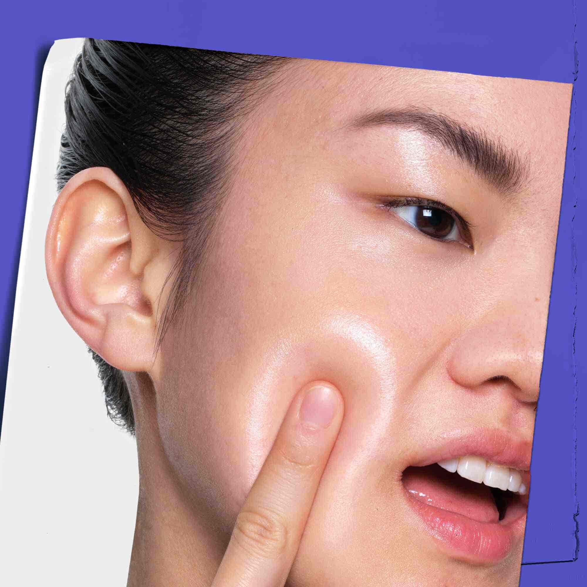 Egy szemely Clearly Corrective Dark Spot Solution-t visz fel a bőrere.