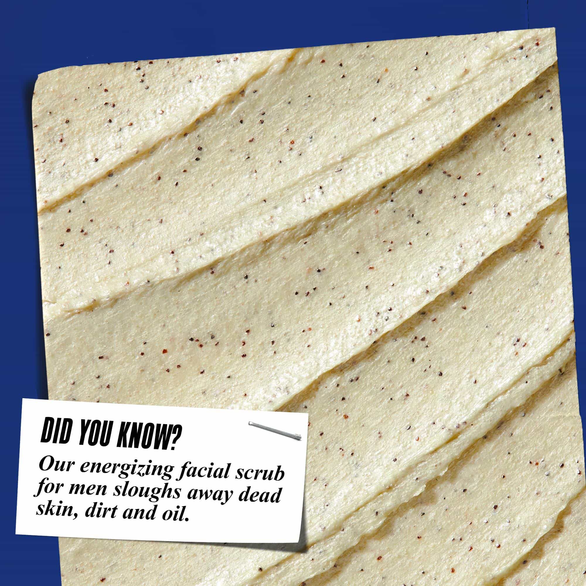 A Facial Fuel Energizing Scrub texturajanak kozelkepe. A szoveg jelentese: „Tudta? Elenkitő ferfi arcreradirunk eltavolitja az elhalt hamsejteket, a szennyeződeseket es a felesleges faggyut.”
