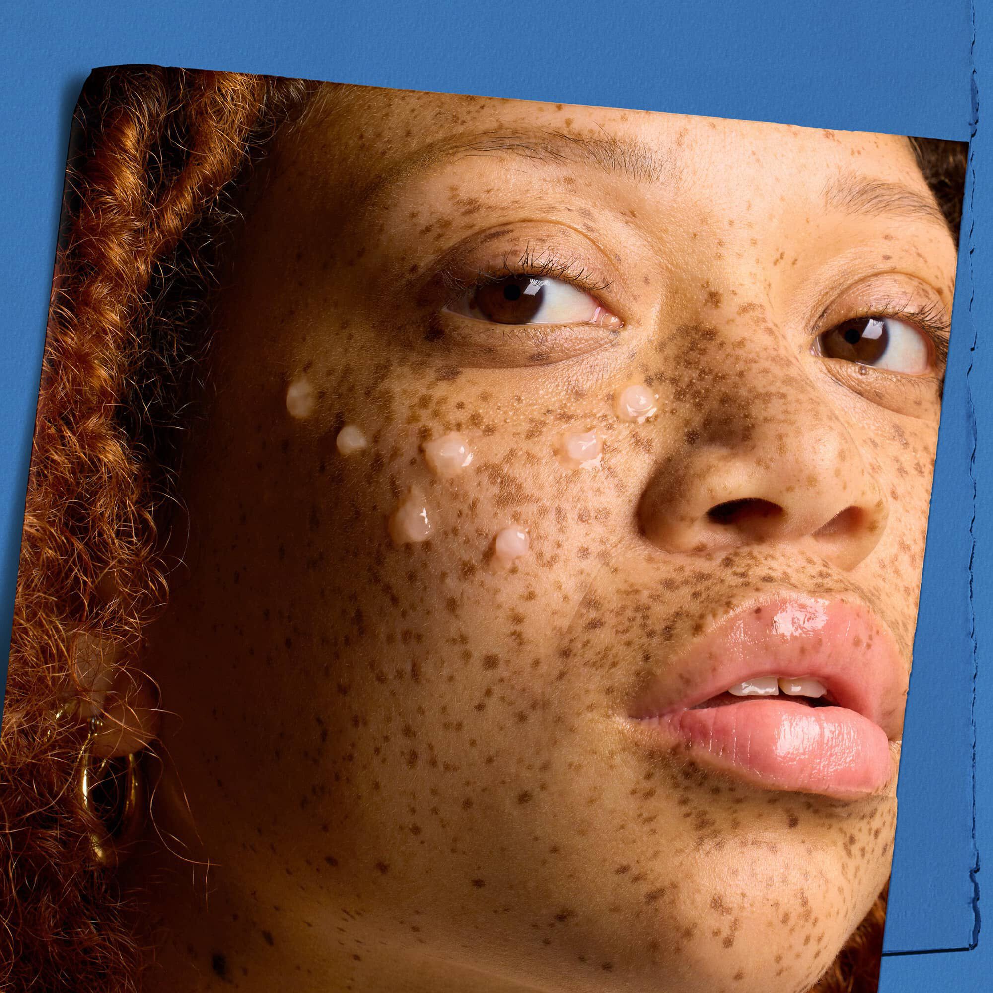 Modell, akinek az arcan Kiehl's Hydro Plumping Serum Concentrate cseppek lathatok