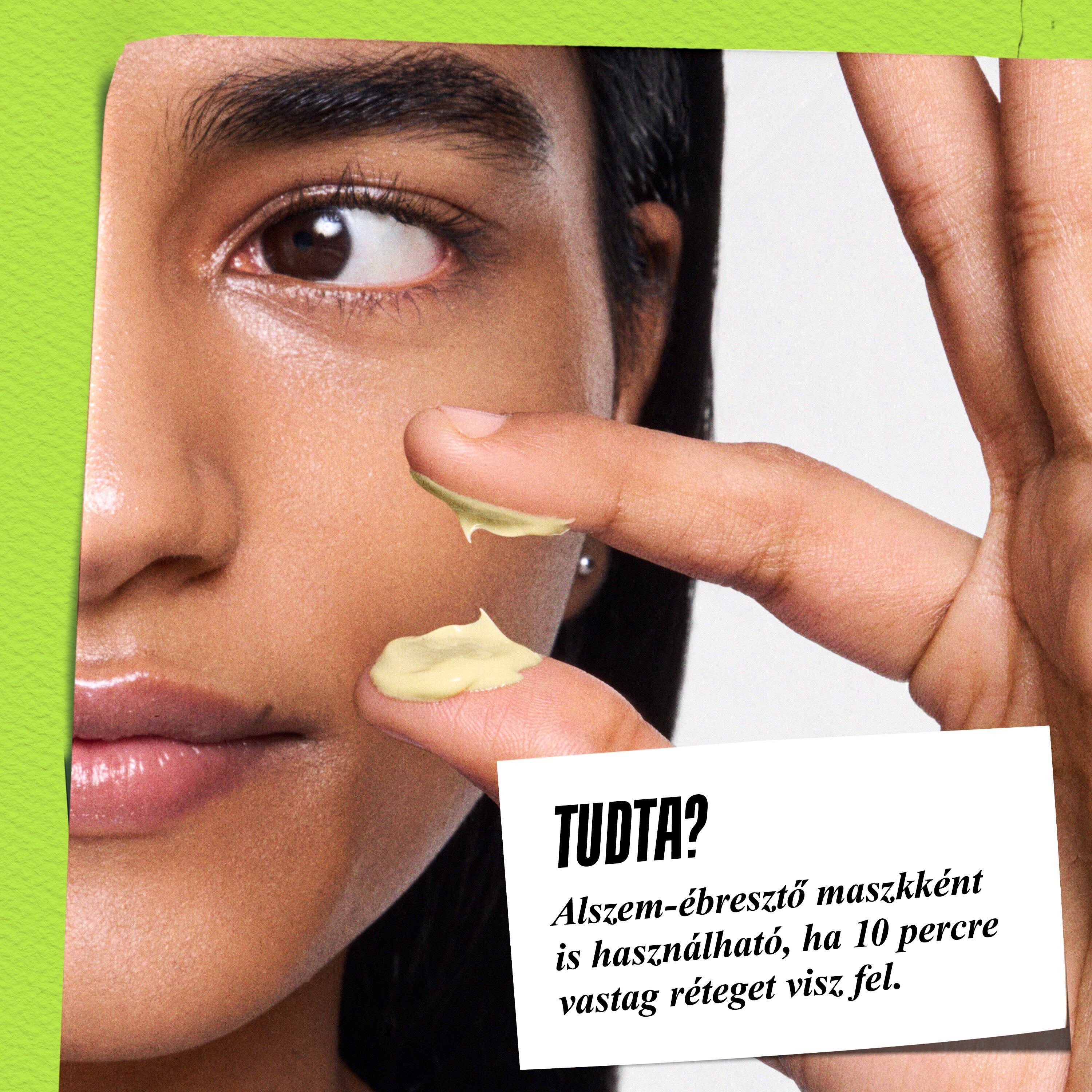 Modell, aki egy Kiehl's Creamy Eye Treatment with Avocado tegelyt tart