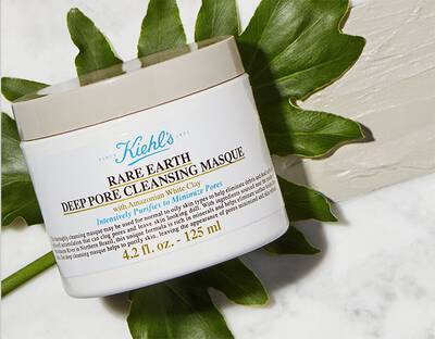 Kiehls Rare Earth Deep Pore Cleansing Masque, feher agyaggal, 125 ml-es csomagolasban, marvany hatter előtt.