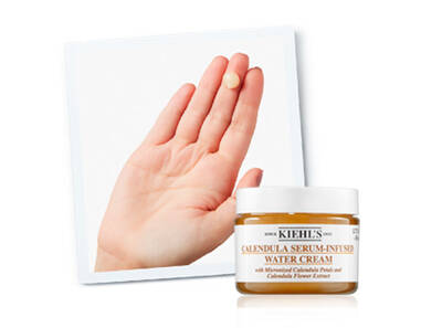 Kezfej vizkremmel, mellette a Kiehl's Calendula vizkrem tegelye lathato.