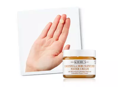 Kezfej vizkremmel, mellette a Kiehl's Calendula vizkrem tegelye lathato.