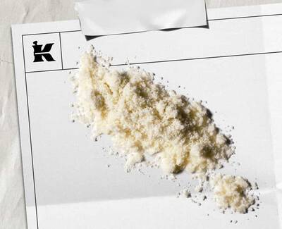 Tortfeher por, amely 1% kolloidalis zabkasat jelol feher lapon, fekete Kiehl's logoval a sarokban.