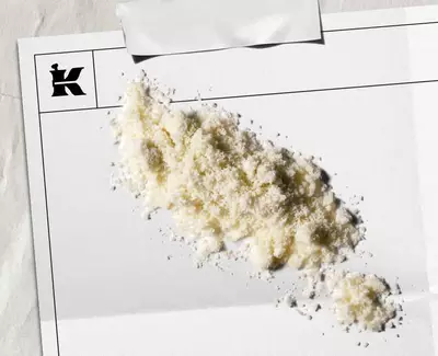 Tortfeher por, amely 1% kolloidalis zabkasat jelol feher lapon, fekete Kiehl's logoval a sarokban.
