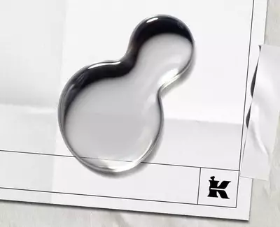 Atlatszo folyekony csepp, amely a Dexpanthenolt (Provitamin B5) jelkepezi, feher lapon fekete Kiehl's logoval a sarokban.