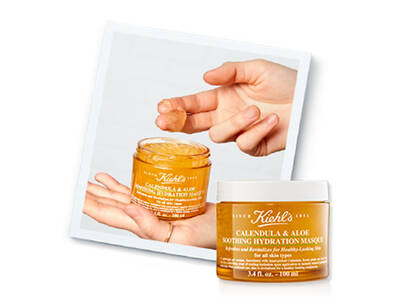 Kezben tartott Kiehl's hidratalo maszk, amely aloe verat es koromviragot tartalmaz, nyugtato hatasu.