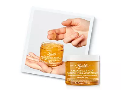 Kezben tartott Kiehl's hidratalo maszk, amely aloe verat es koromviragot tartalmaz, nyugtato hatasu.