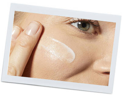 Kozelkep egy nő arcarol, amint hidratalo kremet visz fel a bőrere.