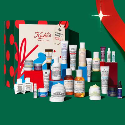 A Kiehl’s karacsonyi adventi kalenariuma es bőrapolasi ajandekszettje, amely valogatott kremeket, szerumokat, arctisztitokat es apolo termekeket tartalmaz unnepi csomagolasban