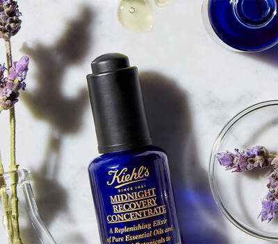 Kek uveg, Kiehl's Midnight Recovery koncentratum levendulaval es olajcseppekkel egy marvany hatasu feluleten.