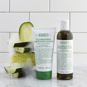 Ket Kiehl's uborkas arctisztito termek egy femmosogaton, hatterben uborka szeletekkel.